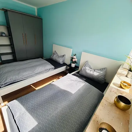 Vier Apartment, Messe