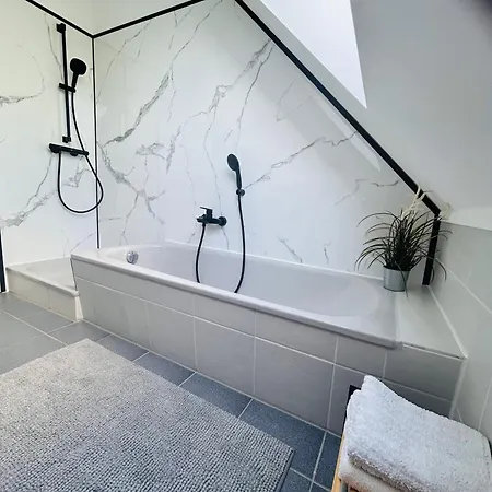 Vier Apartment, Messe Apartament
